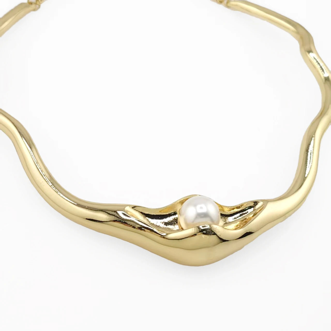 Molten pearl collar necklace, pearl detail close-up
